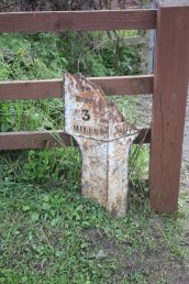 Ryeford (Weston Parish) mile marker