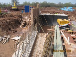 Shuttering being positioned to form the walls of the throttle (22-04-08)