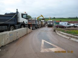 Lorries arriving at the bund (16-05-08)