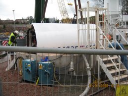 The tunnelling machine being lowered (31-01-08)