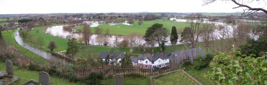 The river Wye in flood (28-3-06)