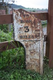 Weston-under-Penyard (Weston Parish) mile marker - 3 miles to Ross