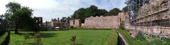 The courtyard in Wilton Castle (9-9-06)