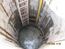 The inside of the falling shaft (16-04-08)