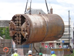 The tunnelling machine being lifted (21-08-08)