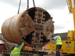 The tunnelling machine being lowered (21-08-08)