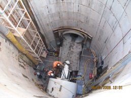 The tunnelling machine being prepared (06-02-08)