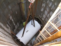 The tunnelling machine being lowered (31-01-08)