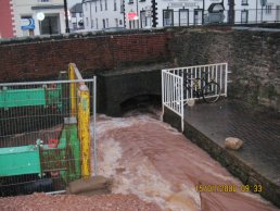 The flood waters at the sluice (15-01-08)