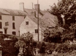 The side and back of the Wilton Bridge gate house